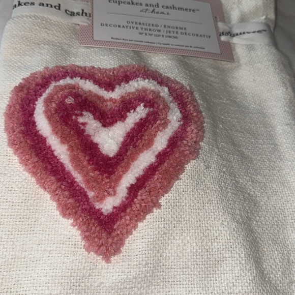 🎀❤️NEW Cupcakes & Cashmere Valentine’s Day Heart 50x70 Throw Blanket NWT - Picture 5 of 8